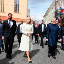 Accompanied by President Grybauskaitė, the Crown Prince and Crown Princess walked through the Old Town of Vilnius. Photo: Lise Åserud, NTB scanpix.
